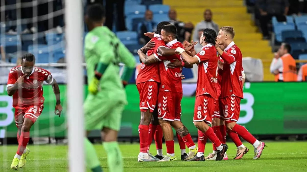 Sivasspor, Adana Demirspor’u deplasmanda 4-2 yendi